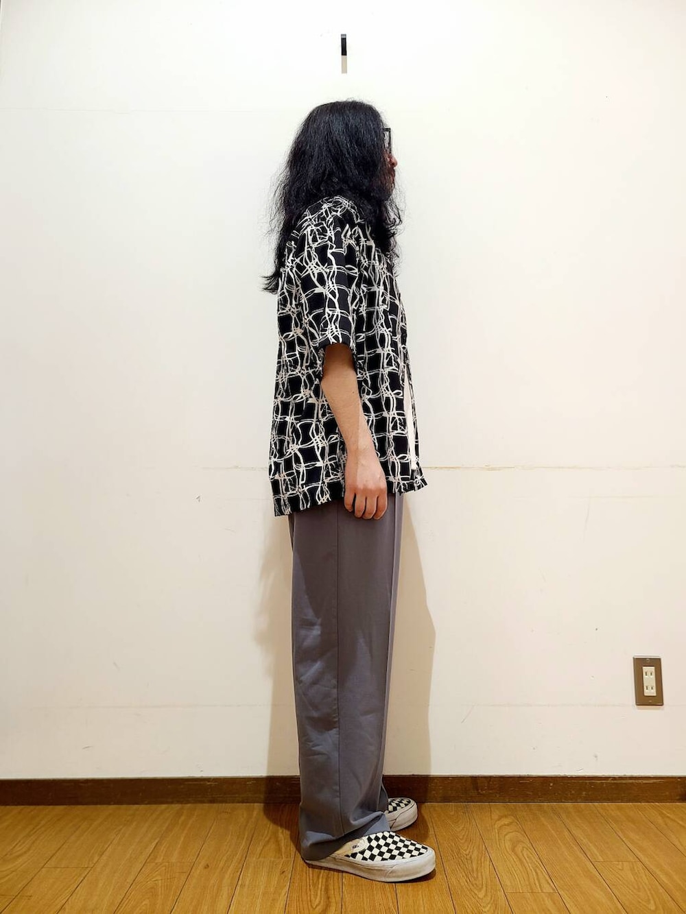 ホワイト系のTシャツ/カットソー、ブラック系のシャツ/ブラウスを着用したメンズの春コーディネートの2枚目の写真