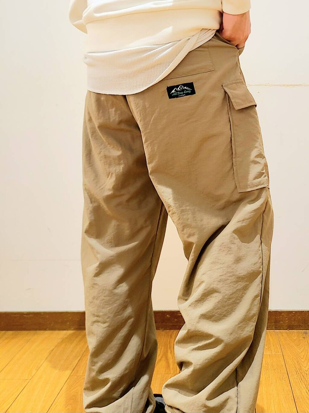 ベージュ系のその他パンツ、ホワイト系のパーカーを着用したメンズの秋コーディネートの9枚目の写真