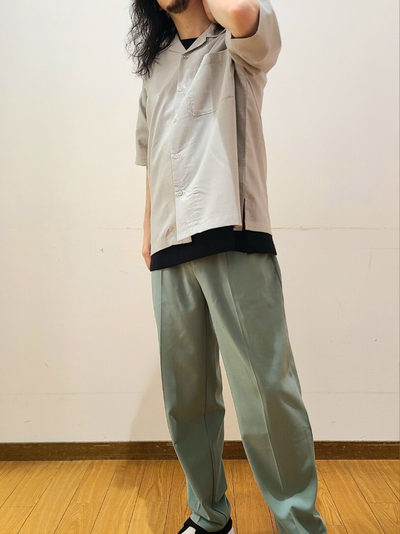 グレー系のシャツ/ブラウス、ブラック系のTシャツ/カットソー、グリーン系のその他パンツを着用したメンズの夏コーディネートの4枚目の写真
