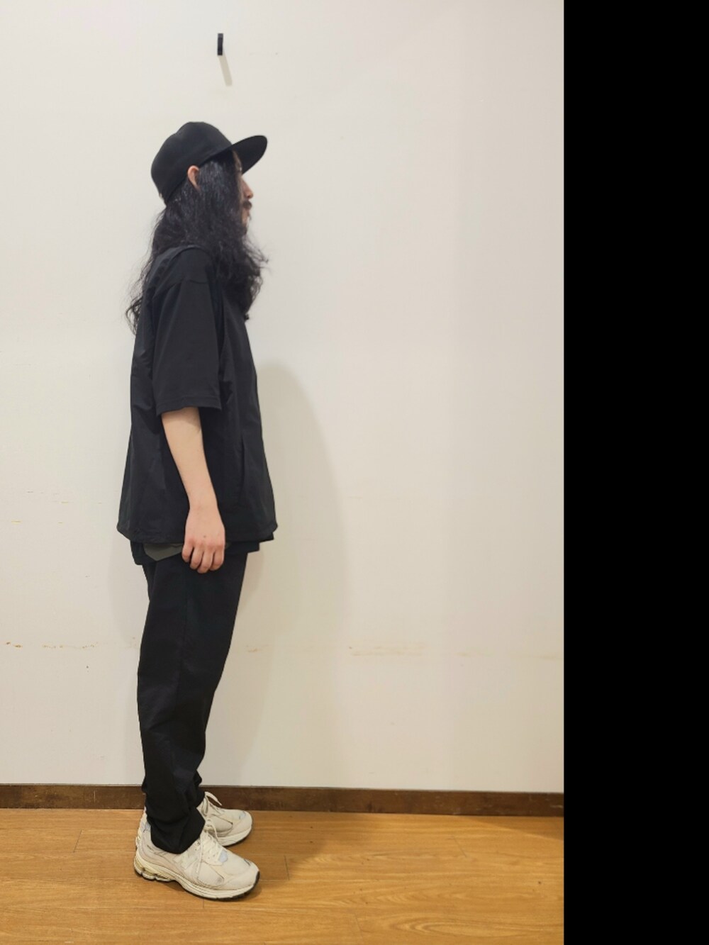 ブラック系のTシャツ/カットソー、ブラック系のその他パンツを着用したメンズの夏コーディネートの2枚目の写真