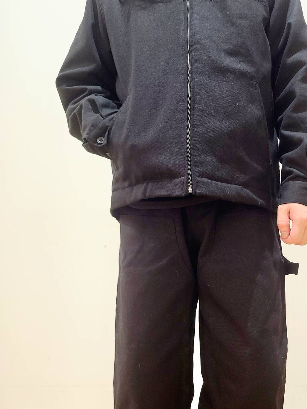 ブラック系のその他アウター、ブラック系のその他パンツ、ブラック系のスウェットを着用したメンズの冬コーディネートの7枚目の写真