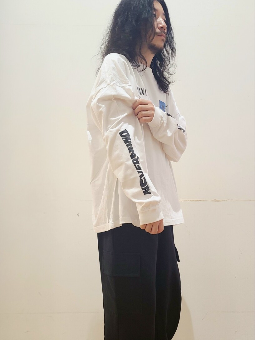 ブラック系のスウェットパンツ、ブラック系のスニーカーを着用したメンズの夏コーディネートの4枚目の写真