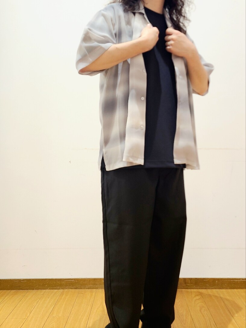 グレー系のシャツ/ブラウス、ブラック系のその他パンツ、ブラック系のTシャツ/カットソーを着用したメンズの夏コーディネートの8枚目の写真