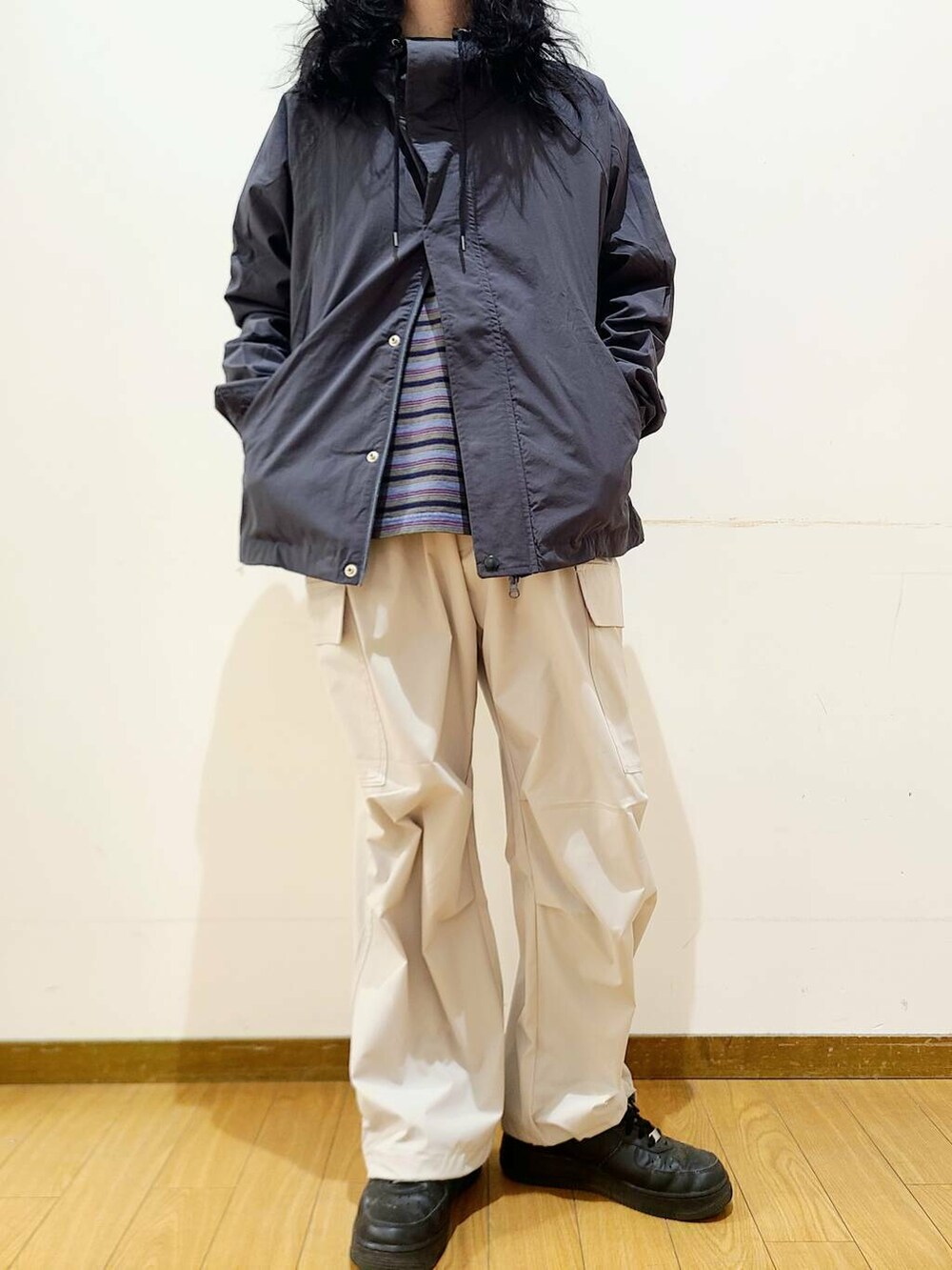 ブラック系のマウンテンパーカー、ホワイト系のその他パンツ、グレー系のTシャツ/カットソーを着用したメンズの冬コーディネートの4枚目の写真