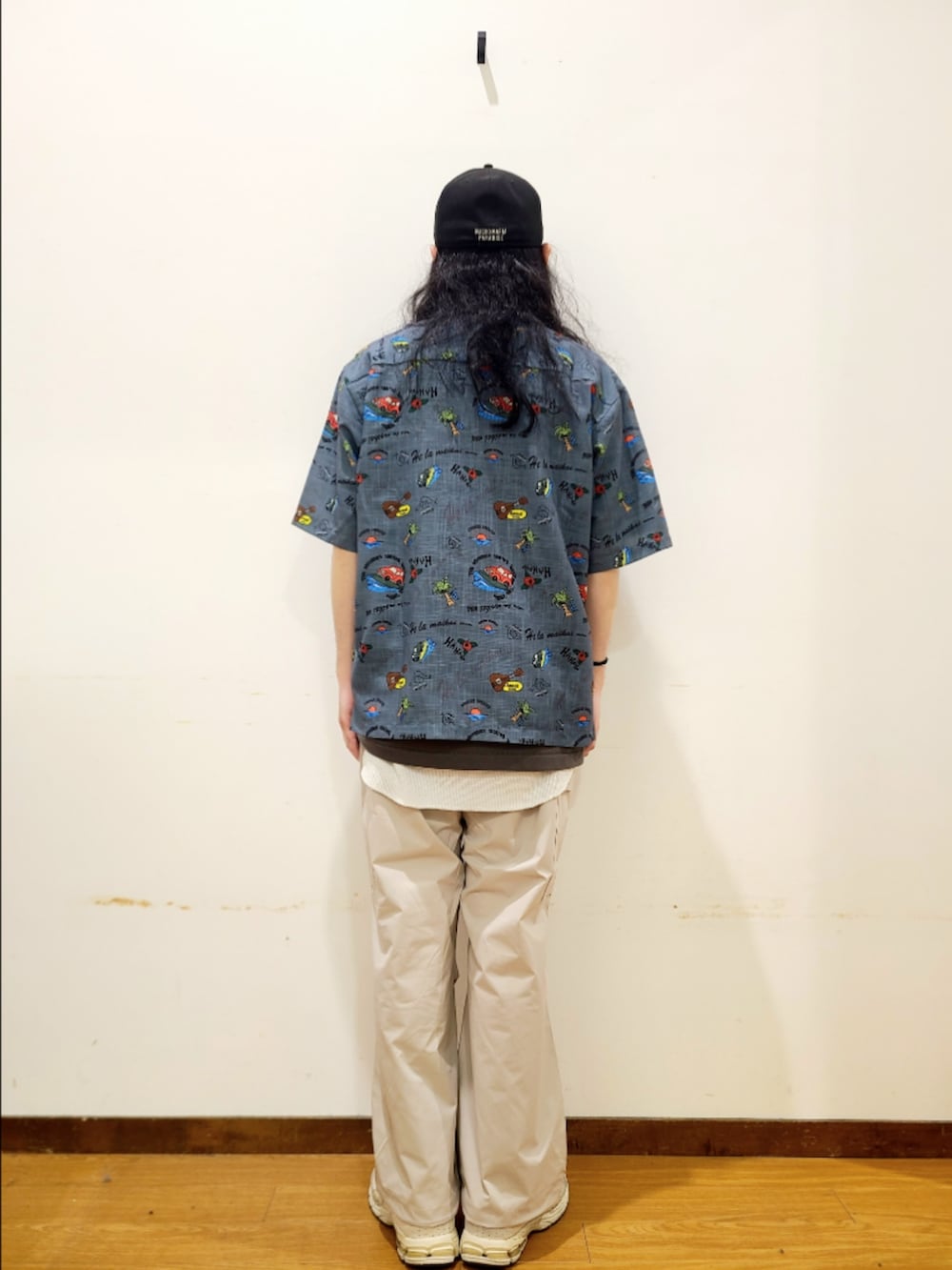 グレー系のシャツ/ブラウス、グレー系のTシャツ/カットソー、ホワイト系のその他パンツを着用したメンズの夏コーディネートの3枚目の写真
