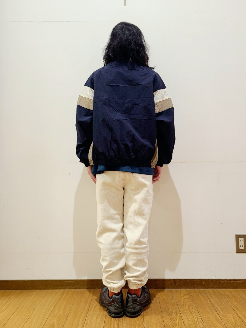 ブルー系のブルゾン、ブルー系のTシャツ/カットソー、ベージュ系のその他パンツを着用したメンズの春コーディネートの3枚目の写真