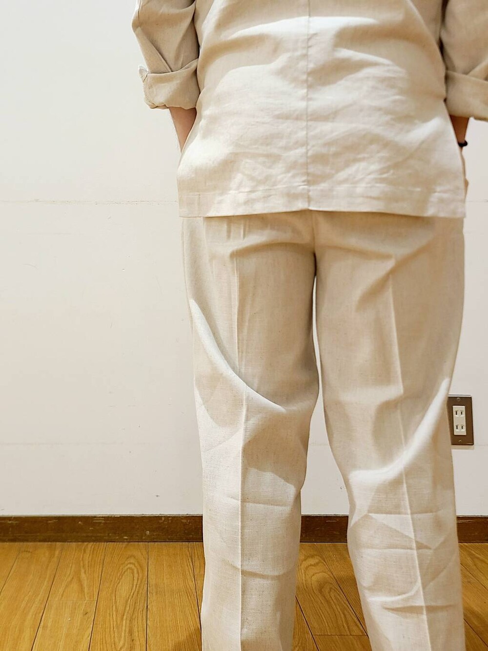 ホワイト系のTシャツ/カットソーを着用したメンズの夏コーディネートの8枚目の写真