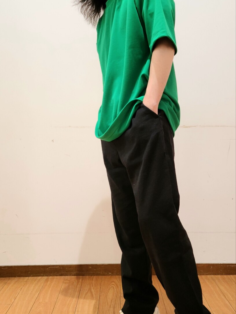 グリーン系のTシャツ/カットソー、ブラック系のその他パンツ、ブラック系のキャップを着用したメンズの春コーディネートの4枚目の写真