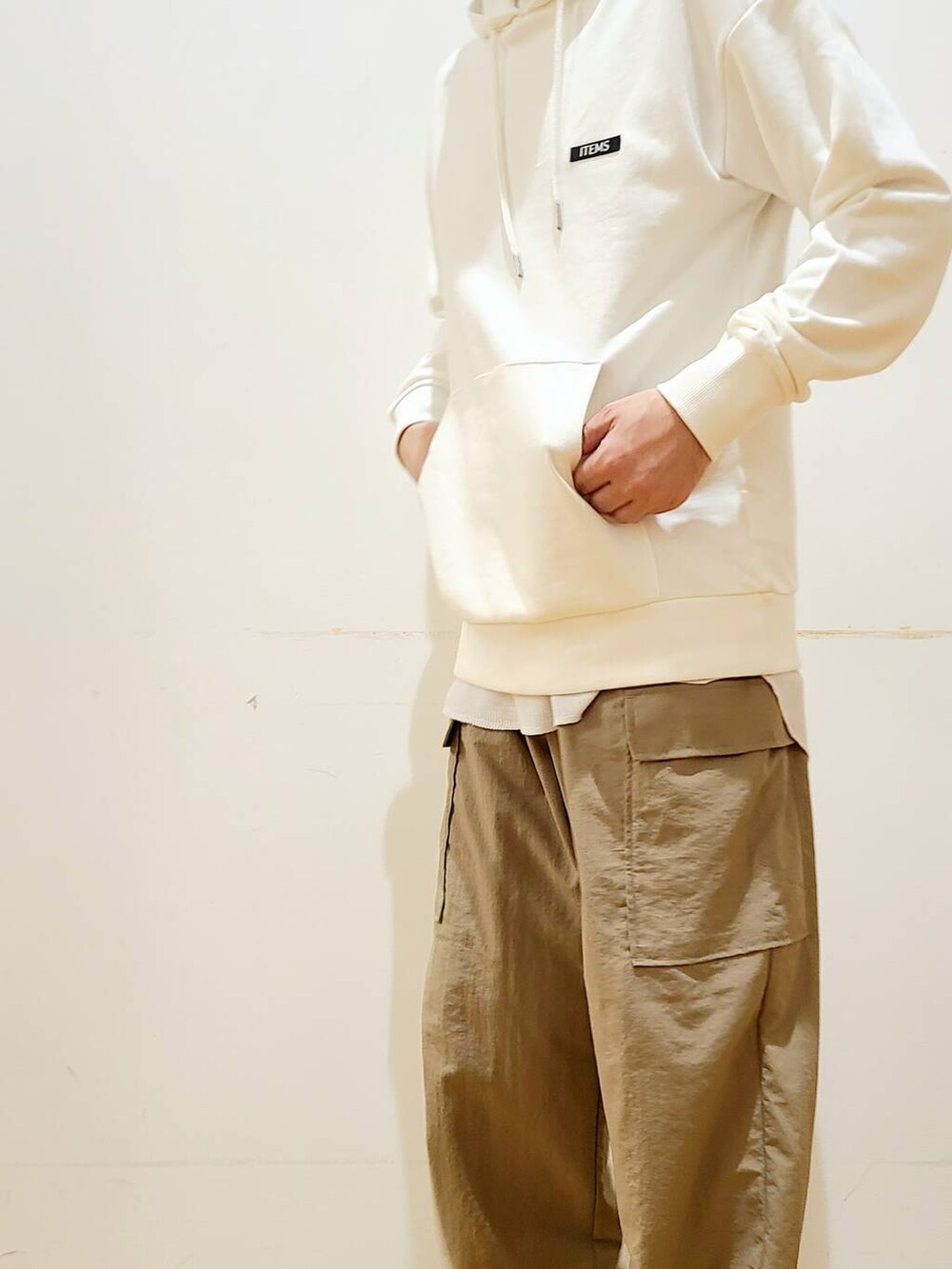 ベージュ系のその他パンツ、ホワイト系のパーカーを着用したメンズの秋コーディネートの4枚目の写真