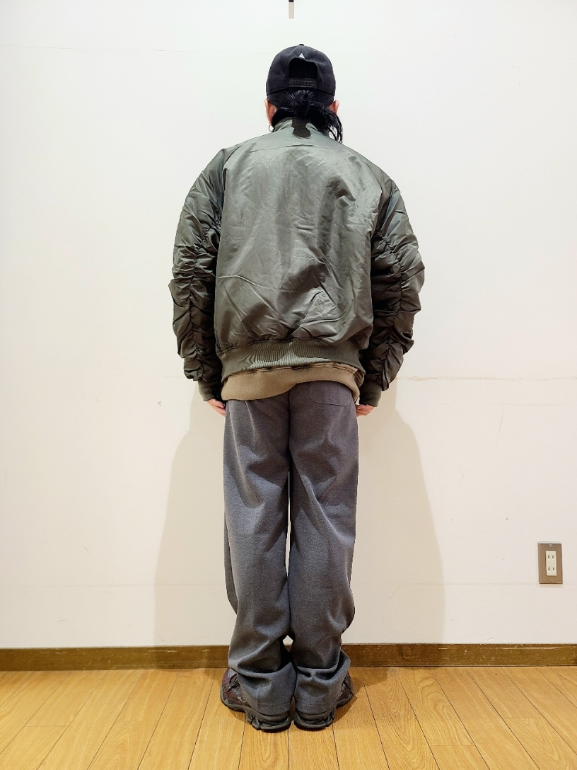 グリーン系のスウェット、グレー系のその他パンツ、ブラック系のキャップを着用したメンズの冬コーディネートの3枚目の写真