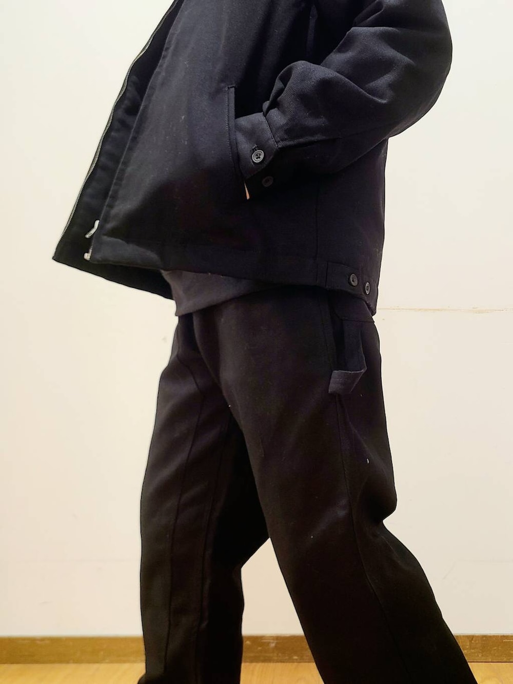 ブラック系のその他アウター、ブラック系のその他パンツ、ブラック系のスウェットを着用したメンズの冬コーディネートの5枚目の写真