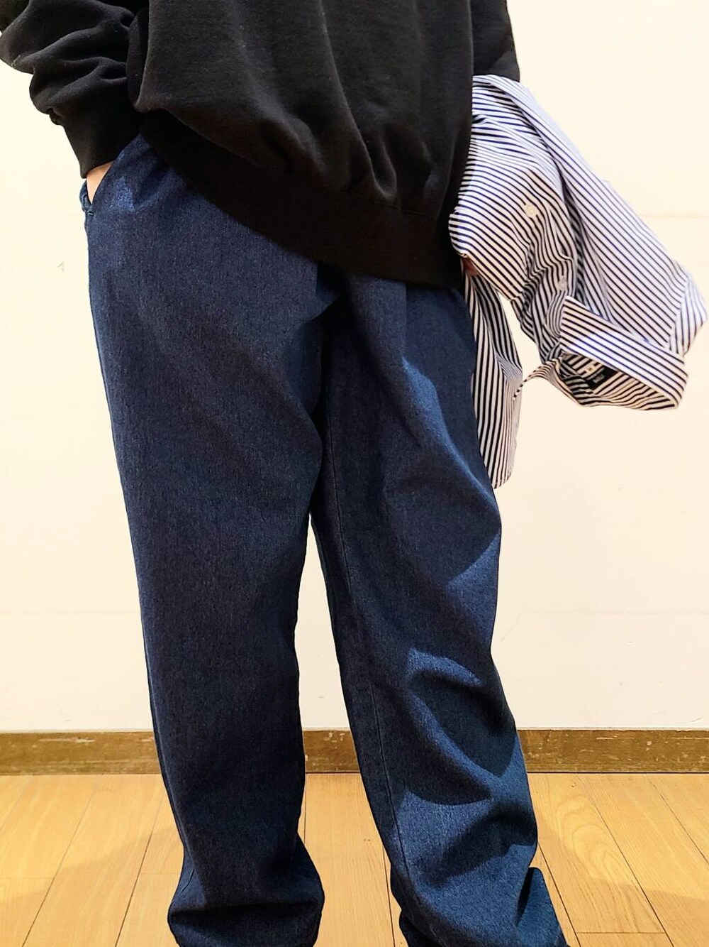 ブルー系のシャツ/ブラウス、ブルー系のその他パンツ、ブラック系のスウェットを着用したメンズの冬コーディネートの7枚目の写真