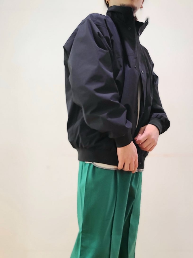 ホワイト系のTシャツ/カットソー、グリーン系のその他パンツを着用したメンズの冬コーディネートの5枚目の写真