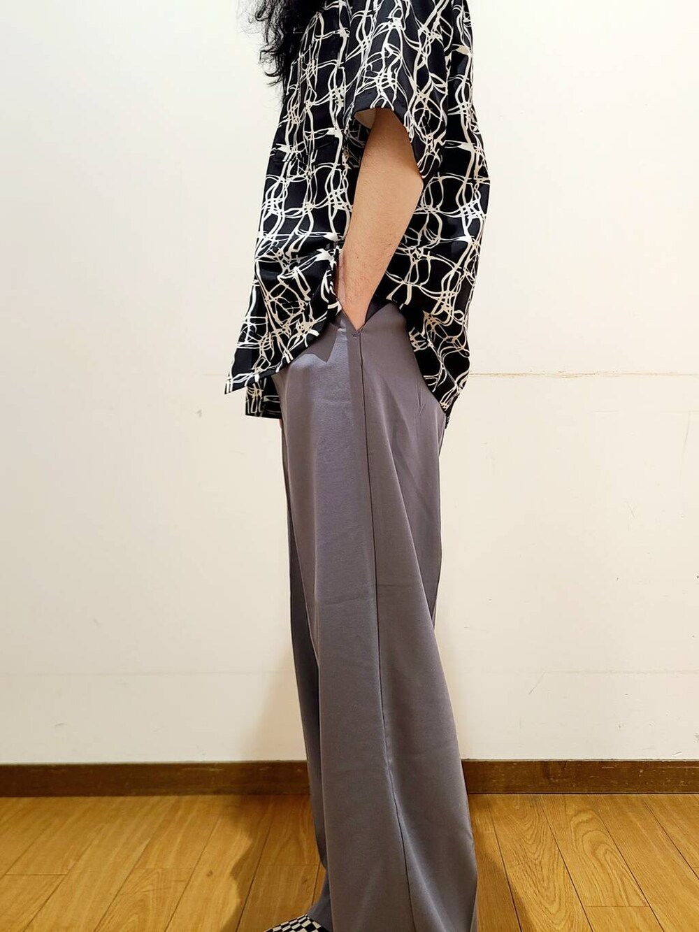 ホワイト系のTシャツ/カットソー、ブラック系のシャツ/ブラウスを着用したメンズの春コーディネートの7枚目の写真