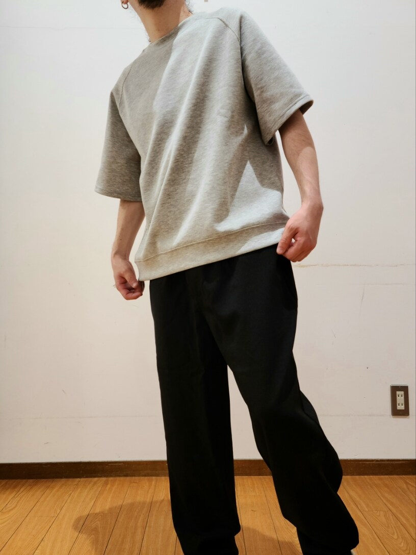グレー系のスウェット、ブラック系のその他パンツを着用したメンズの春コーディネートの5枚目の写真
