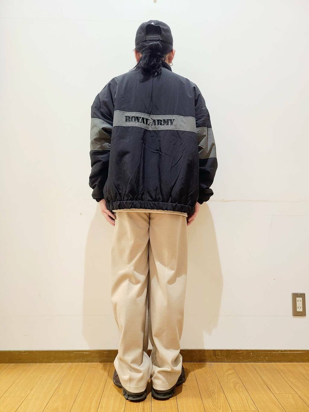 ベージュ系のその他パンツ、ブラック系のナイロンジャケット、ベージュ系のスウェットを着用したメンズの冬コーディネートの3枚目の写真