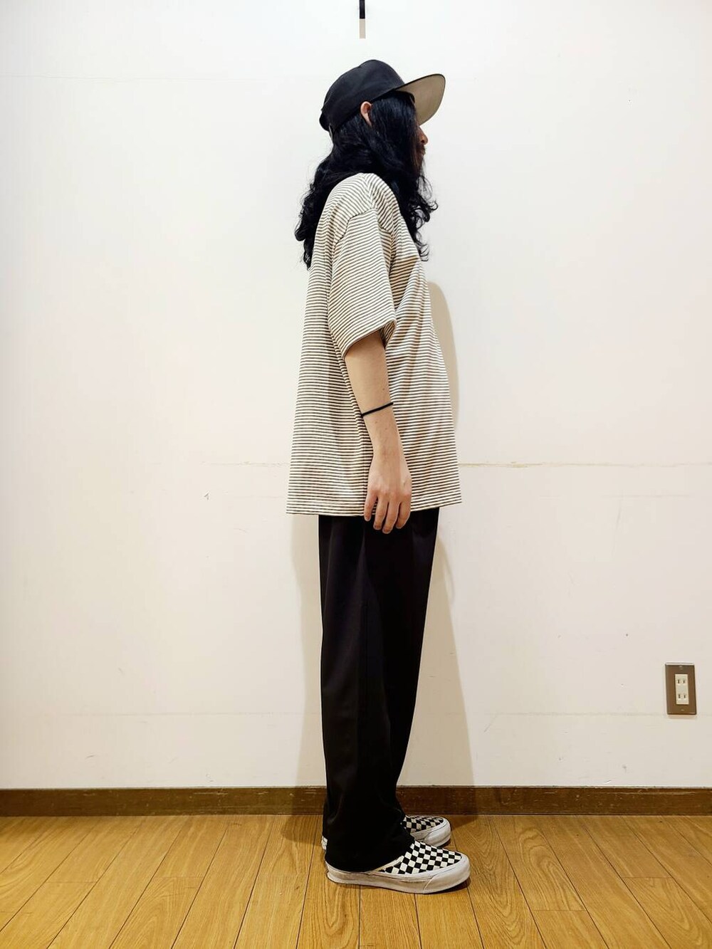 ブラック系のその他パンツ、ホワイト系のTシャツ/カットソーを着用したメンズの夏コーディネートの2枚目の写真