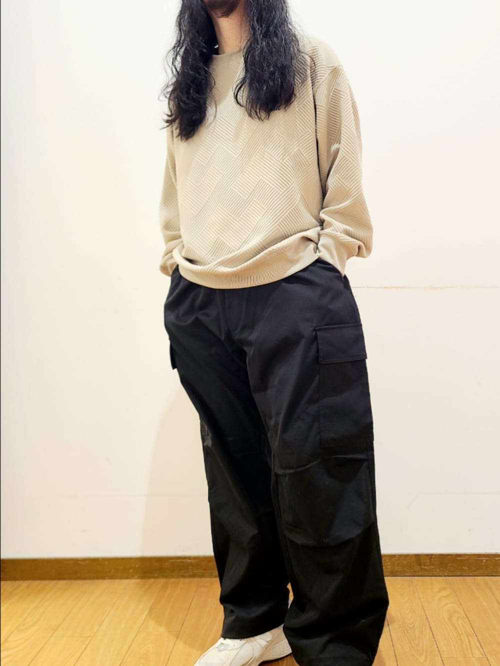 ベージュ系のスウェット、ブラック系のその他パンツを着用したメンズの冬コーディネートの6枚目の写真