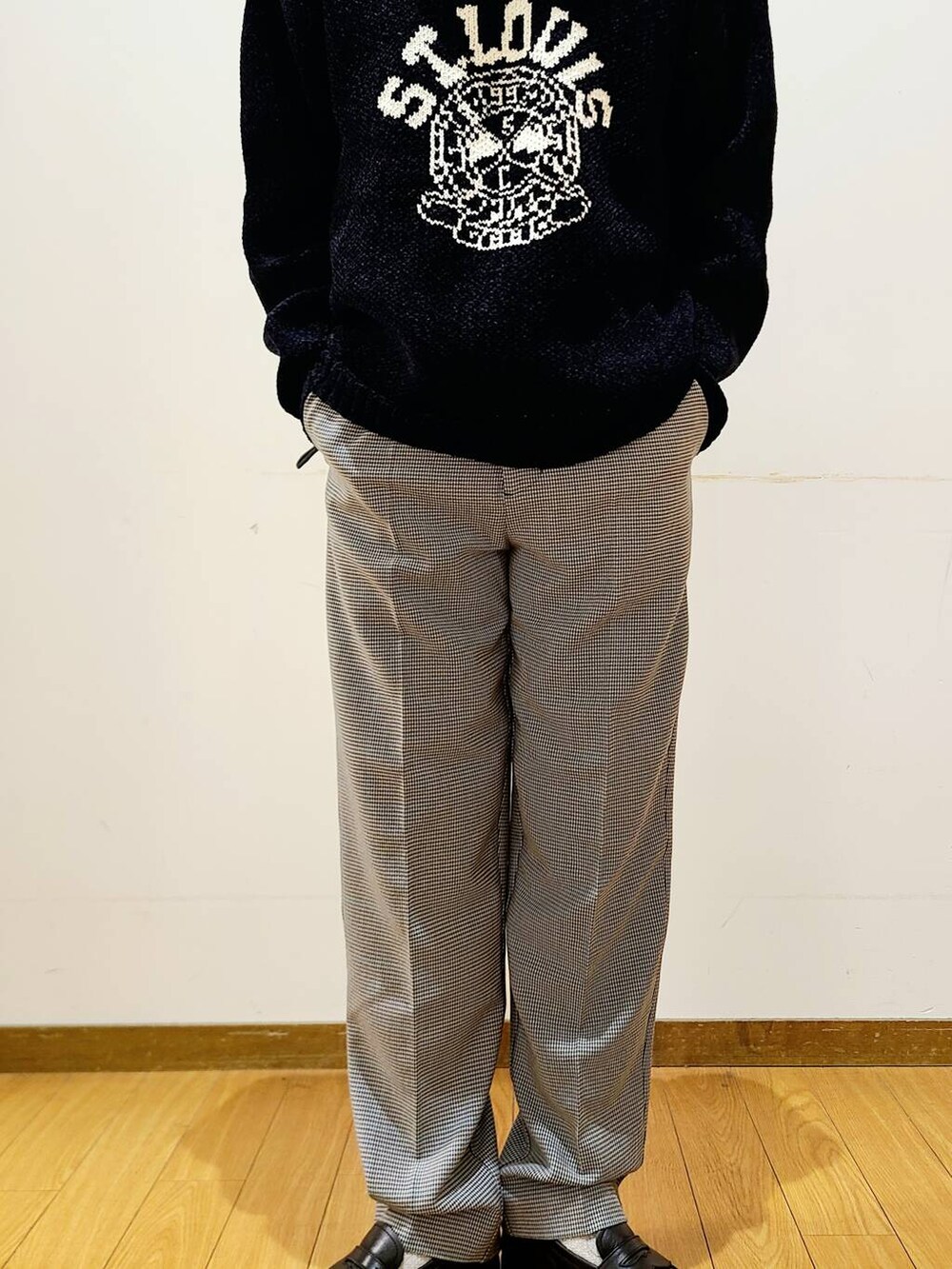 その他のその他パンツ、ブラック系のニット/セーターを着用したメンズの秋コーディネートの6枚目の写真