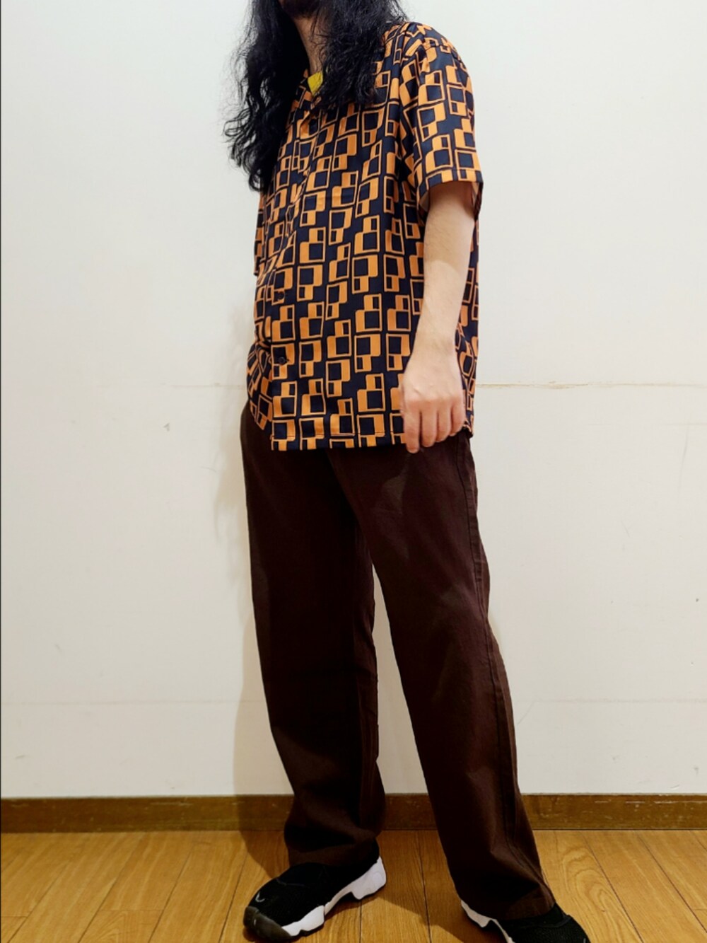 ブルー系のシャツ/ブラウス、ブラウン系のその他パンツを着用したメンズの夏コーディネートの8枚目の写真