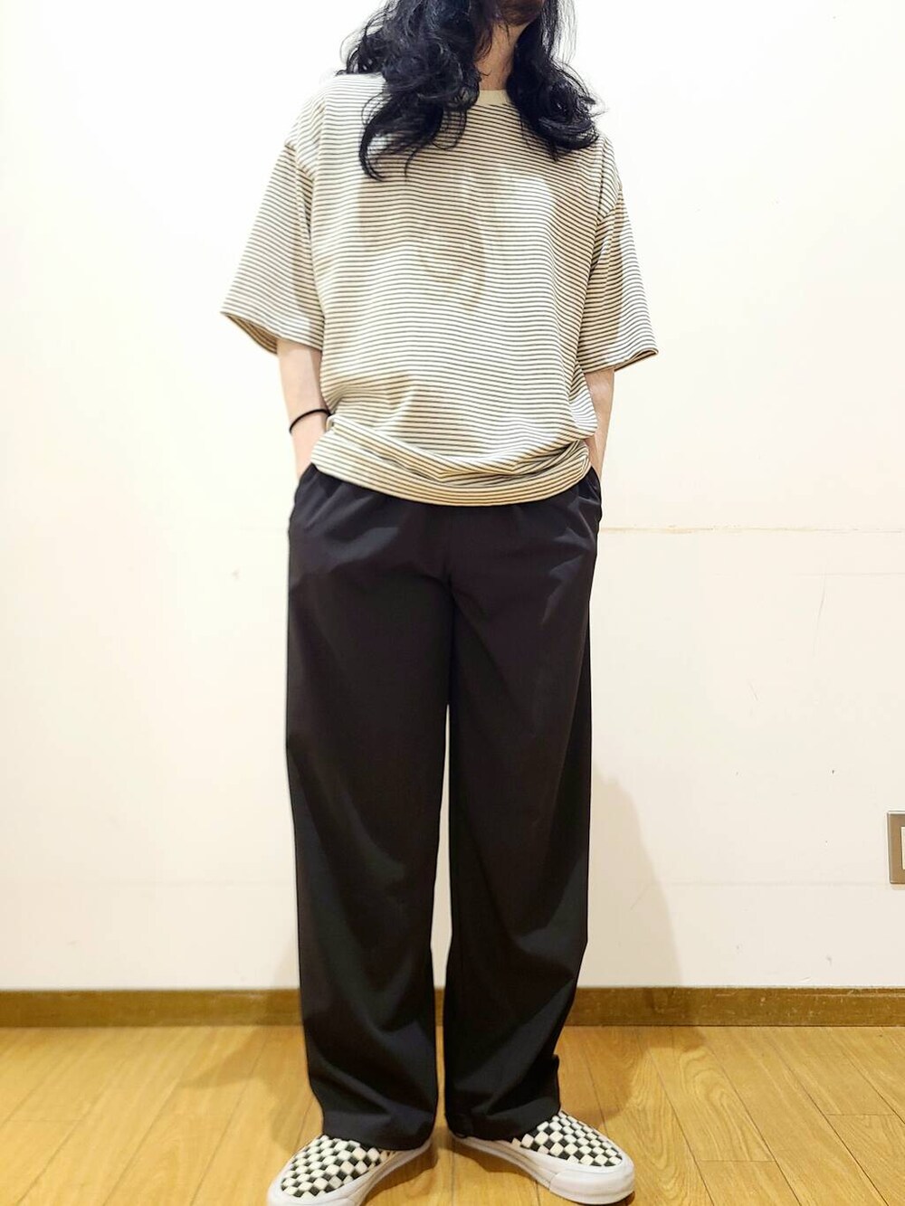 ブラック系のその他パンツ、ホワイト系のTシャツ/カットソーを着用したメンズの夏コーディネートの7枚目の写真