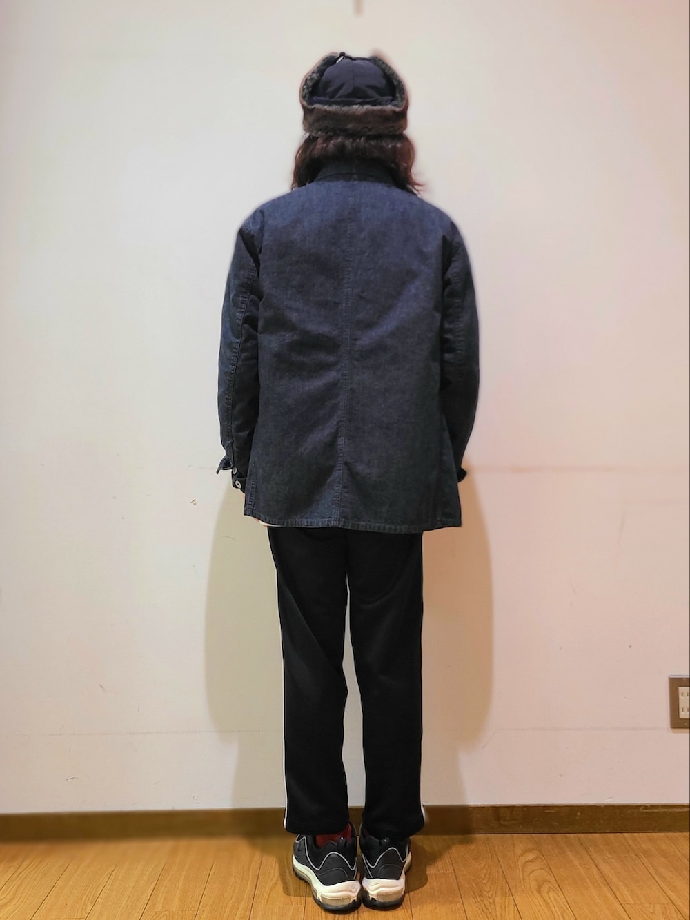 ブルー系のカバーオール、ブラック系のミリタリージャケット、ホワイト系のTシャツ/カットソーを着用したメンズの秋コーディネートの3枚目の写真