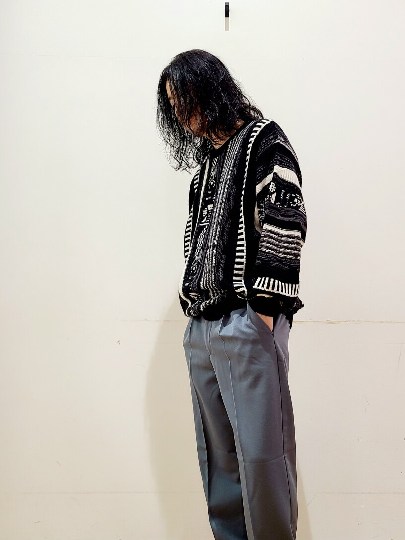 ブラック系のニット/セーター、グリーン系のその他パンツを着用したメンズの秋コーディネートの9枚目の写真