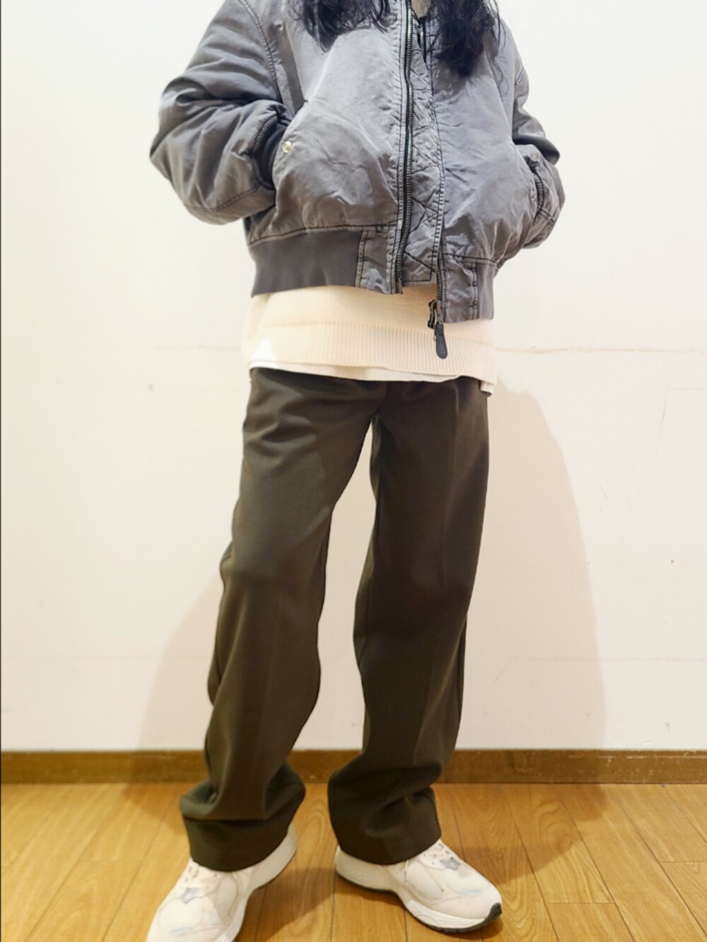 グリーン系のその他パンツ、ホワイト系のニット/セーター、グレー系のMA-1を着用したメンズの冬コーディネートの4枚目の写真