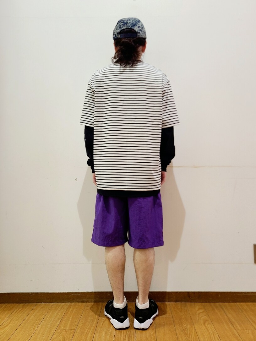 「アイテムズアーバンリサーチ、ITEMS URBANRESEARCH、低身長、低身長コーデ、URBAN RESEARCH、ハーフパンツ、アウトドアスタイル、サングラス、カラーパンツ、エアリフト、オーバーサイズ、ショーツ、HUF、アクティブ、キャンプ」|「SENSE OF PLACE by URBAN RESEARCHのボーダーポンチTシャツ(5分袖)(Tシャツ/カットソー、その他)」を使った、アライタカノリさん(メンズ・164cm)の夏コーディネートの3枚目の写真