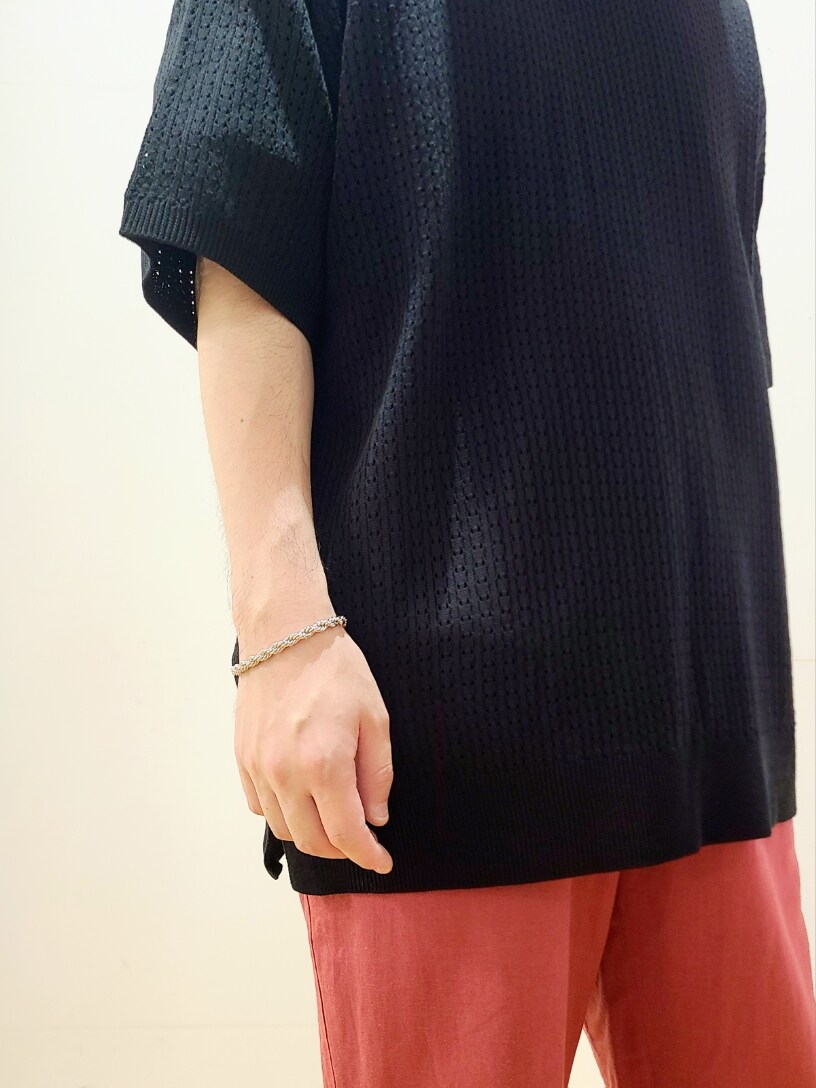 ブラック系のニット/セーター、ブラック系のTシャツ/カットソー、レッド系のその他パンツを着用したメンズの夏コーディネートの6枚目の写真