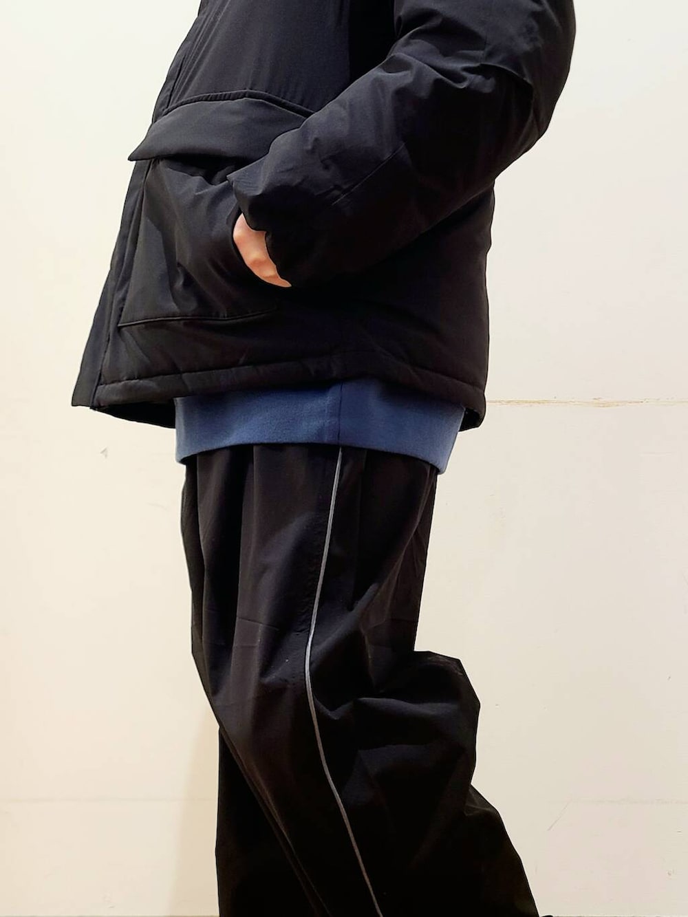 ブラック系のその他パンツ、ブルー系のスウェット、ブラック系のその他アウターを着用したメンズの冬コーディネートの6枚目の写真