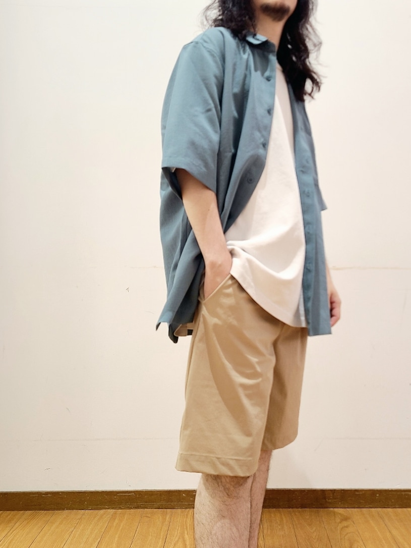 ブルー系のシャツ/ブラウス、ホワイト系のTシャツ/カットソー、ベージュ系のその他パンツを着用したメンズの夏コーディネートの4枚目の写真