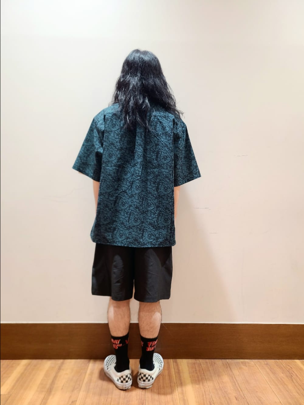 ホワイト系のTシャツ/カットソー、その他のシャツ/ブラウス、ブラック系のその他パンツを着用したメンズの夏コーディネートの3枚目の写真