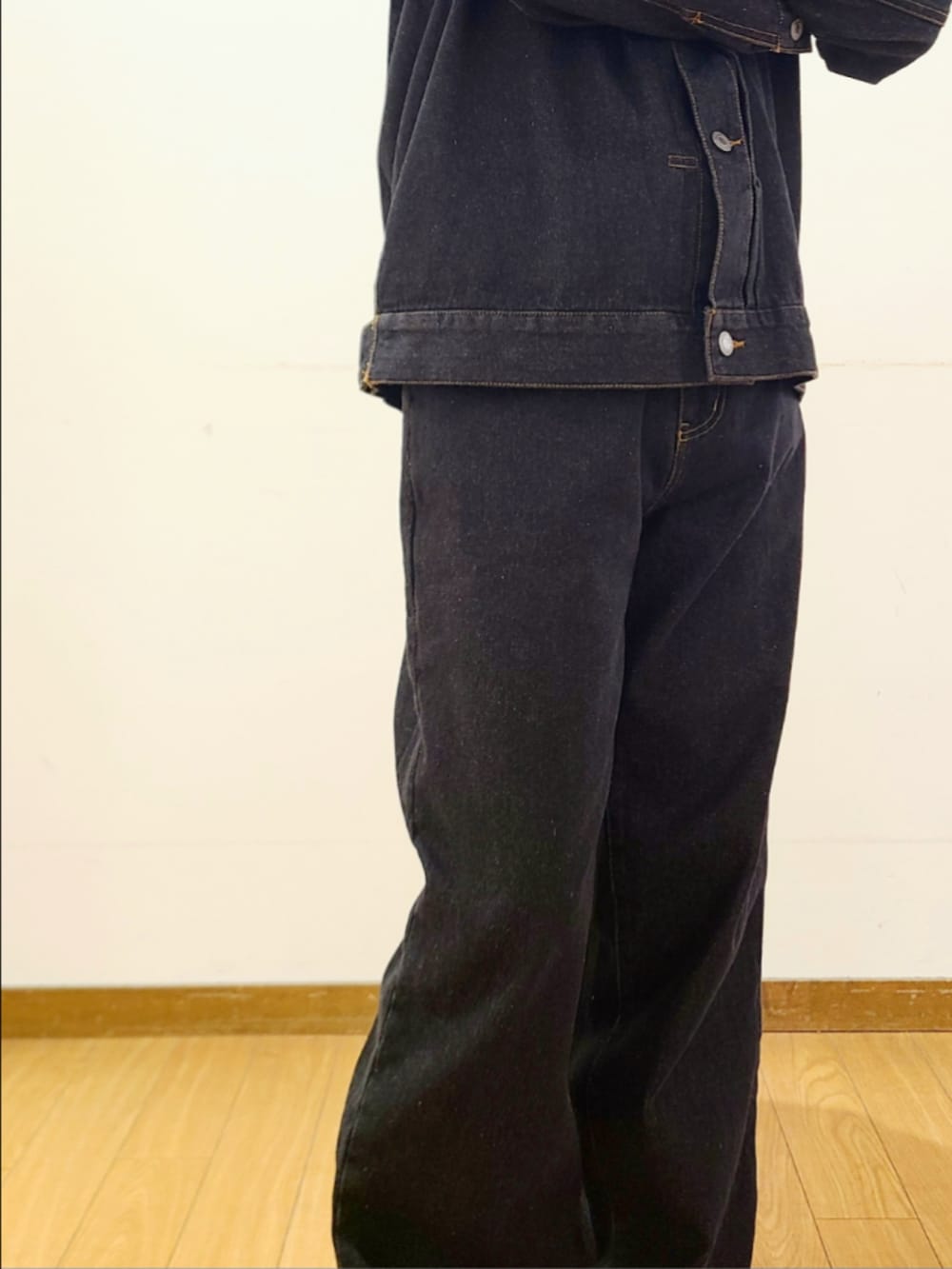 ブラック系のデニムパンツ、ブラック系のデニムジャケットを着用したメンズの冬コーディネートの4枚目の写真