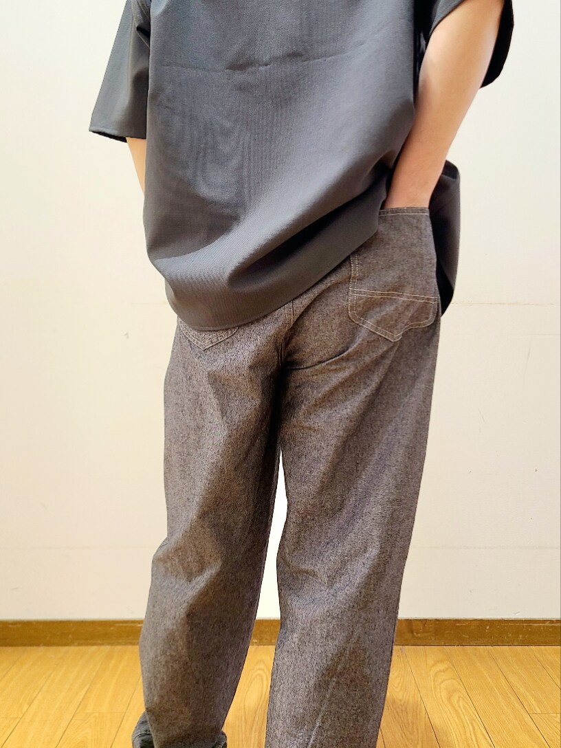 ブラック系のTシャツ/カットソー、グレー系のシャツ/ブラウス、グレー系のその他パンツを着用したメンズの夏コーディネートの6枚目の写真