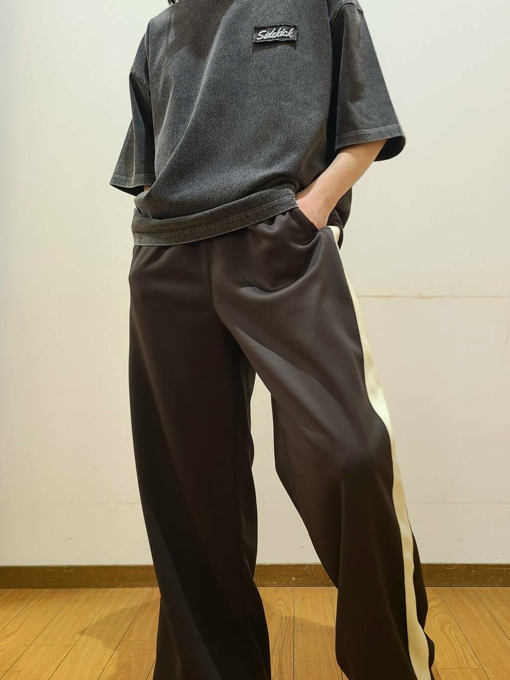 ブラウン系のその他パンツ、ブラック系のTシャツ/カットソー、グリーン系のメガネを着用したメンズの春コーディネートの8枚目の写真