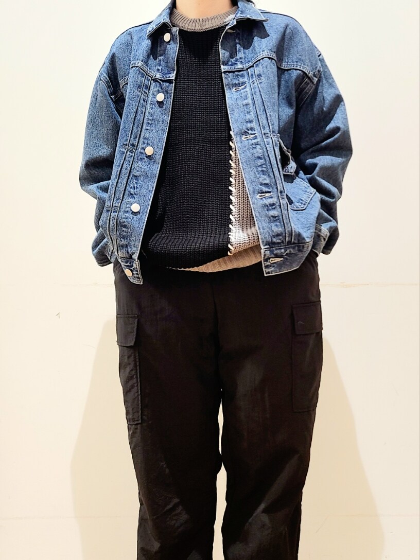 ブラック系のニット/セーター、ブラック系のその他パンツ、ブラック系のキャップを着用したメンズの秋コーディネートの4枚目の写真