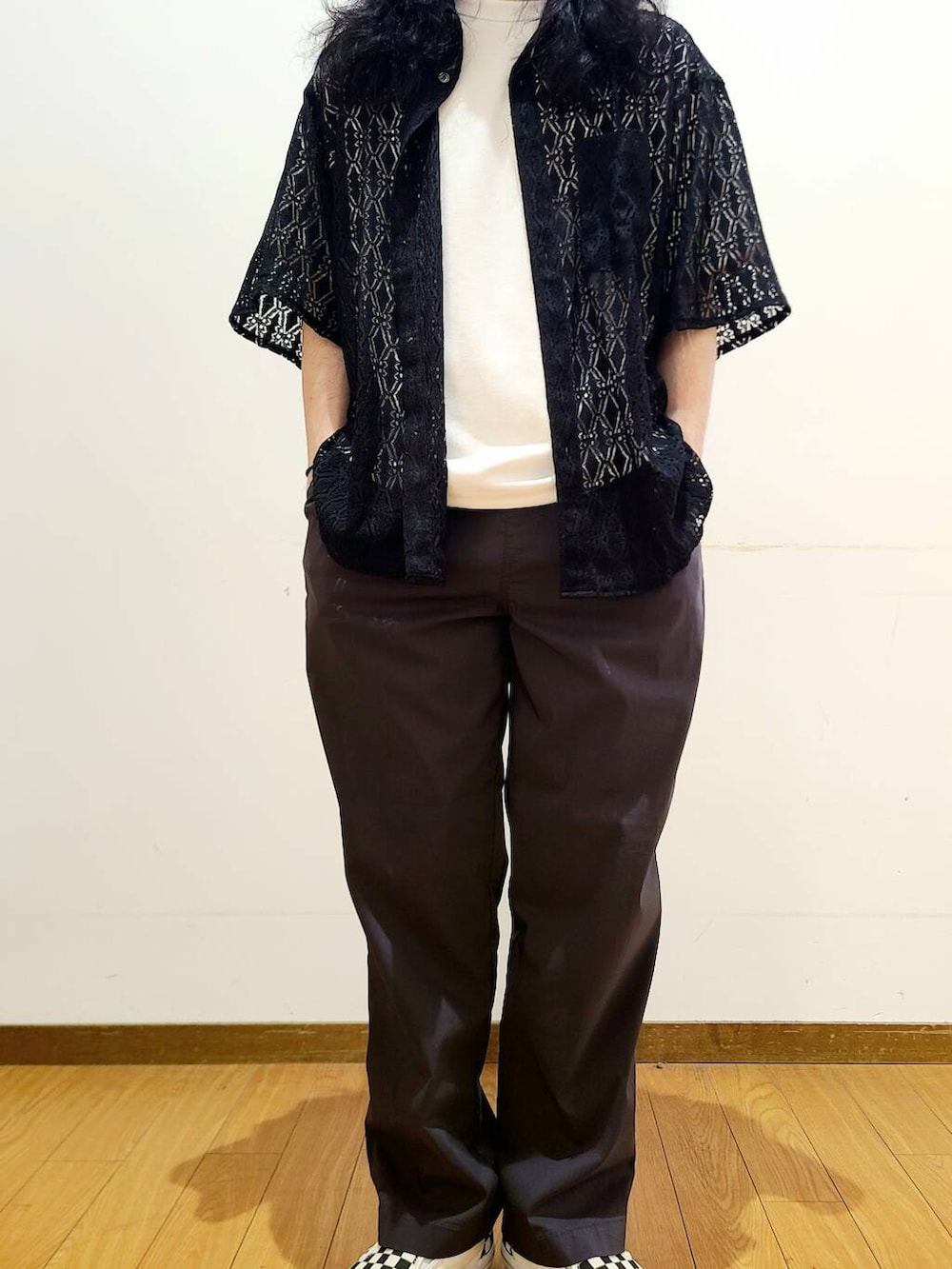 「シンプル、スニーカー、vans、カジュアル、モノトーン、イージーパンツ、シンプルコーデ、機能素材、柄シャツ、低身長、スニーカーコーデ、夏コーデ、UVカット、接触冷感、newarrival」｜「ITEMS URBANRESEARCHの『速乾/イージーケア/UVカット』高機能ポンチショートスリーブカットソー（Tシャツ/カットソー、ホワイト系）」を使った、アライタカノリさん（メンズ・164cm）の春コーディネートの5枚目の写真