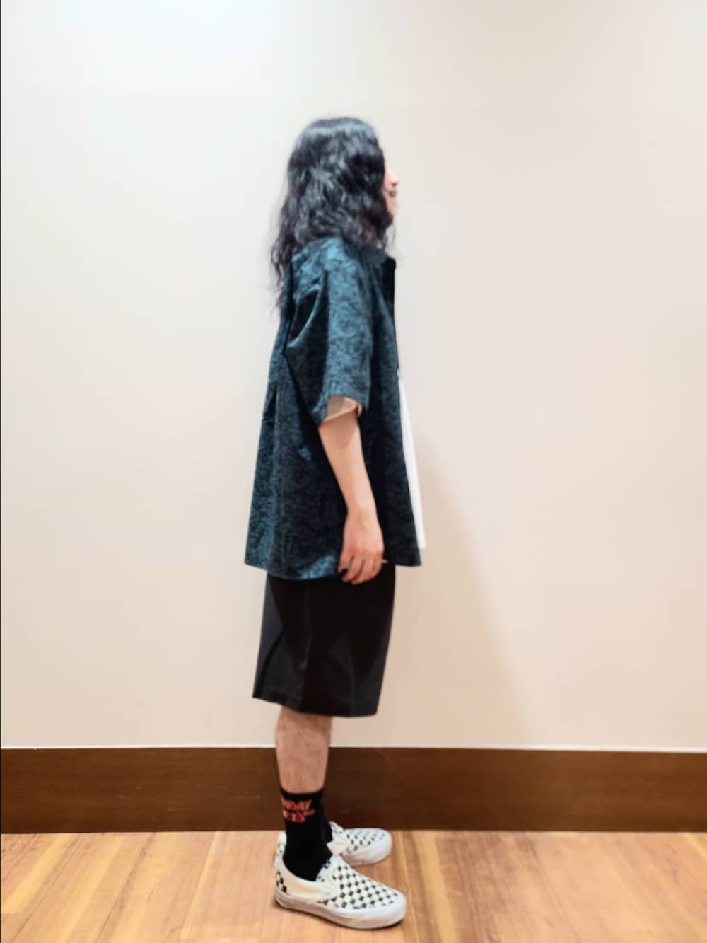ホワイト系のTシャツ/カットソー、その他のシャツ/ブラウス、ブラック系のその他パンツを着用したメンズの夏コーディネートの2枚目の写真