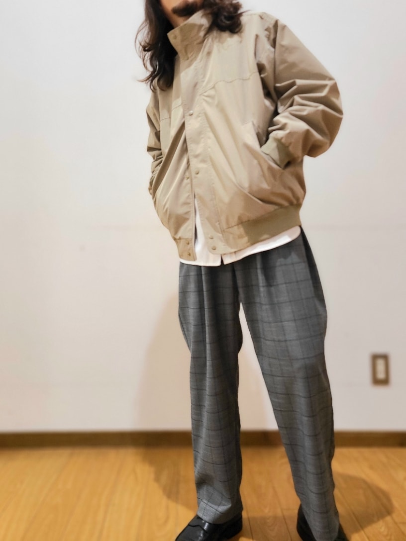 「低身長、低身長コーデ、ITEMS URBANRESEARCH、アイテムズアーバンリサーチ、ワイドパンツ、白シャツ、チェックパンツ、ウィンドウペン、スタンドカラー、ブルゾン、スラックス、トラッド、おでかけコーデ」｜「ITEMS URBANRESEARCHのスタンドカラー ZIP UP ブルゾン（ブルゾン、グレー系）」を使った、アライタカノリさん（メンズ・164cm）の春コーディネートの6枚目の写真