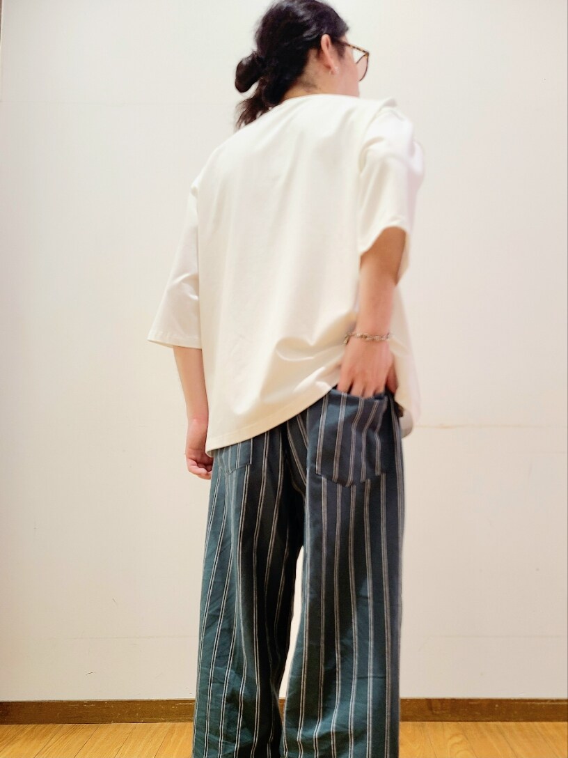 ホワイト系のTシャツ/カットソー、グリーン系のその他パンツ、ブラウン系のメガネを着用したメンズの夏コーディネートの6枚目の写真