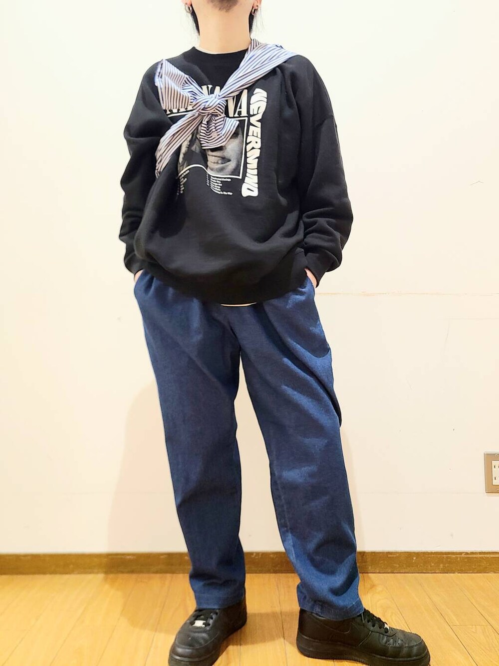 ブルー系のシャツ/ブラウス、ブルー系のその他パンツ、ブラック系のスウェットを着用したメンズの冬コーディネートの5枚目の写真