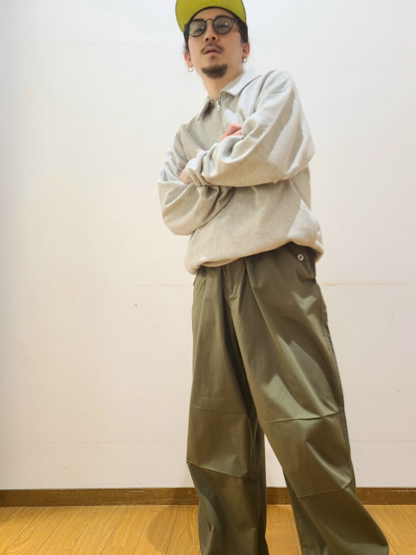 グレー系のスウェット、グリーン系のカーゴパンツ、グレー系のメガネを着用したメンズの春コーディネートの5枚目の写真