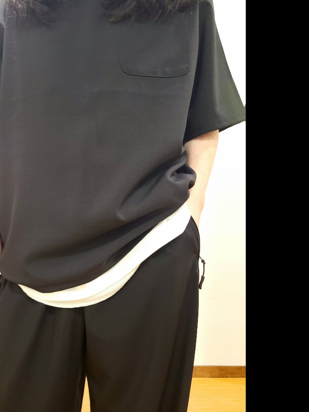 ブラック系のTシャツ/カットソー、ホワイト系のTシャツ/カットソー、ブラック系のその他パンツを着用したメンズの夏コーディネートの6枚目の写真