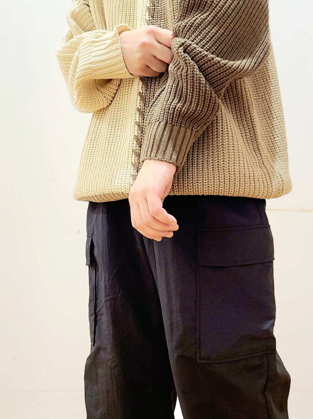 ブラック系のその他パンツ、ホワイト系のニット/セーターを着用したメンズの秋コーディネートの7枚目の写真