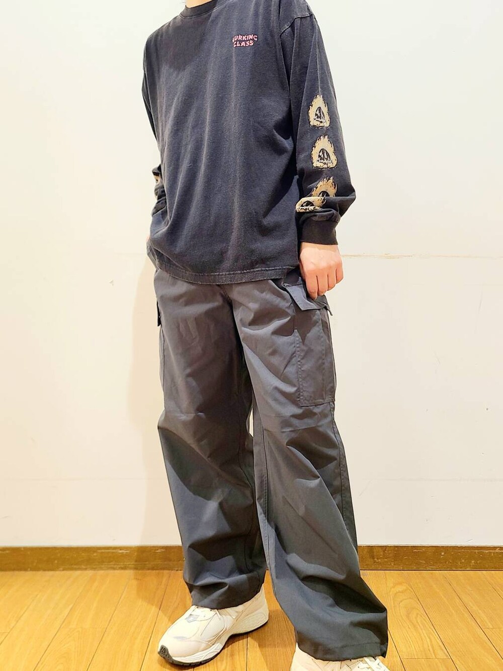 グレー系のカーゴパンツ、ブラック系のTシャツ/カットソーを着用したメンズの秋コーディネートの6枚目の写真