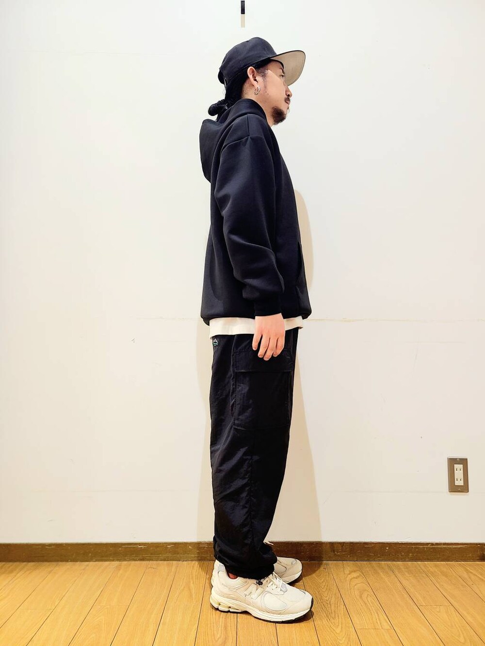 ブラック系のその他パンツ、ホワイト系のTシャツ/カットソー、ブラック系のパーカーを着用したメンズの秋コーディネートの2枚目の写真