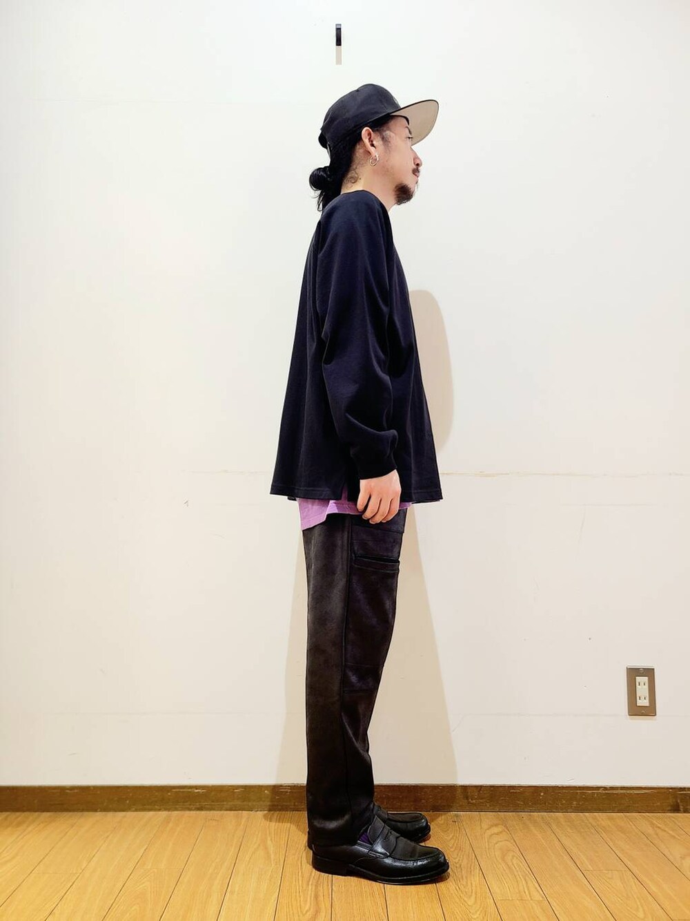 ブラック系のその他パンツ、ブラック系のTシャツ/カットソーを着用したメンズの秋コーディネートの2枚目の写真