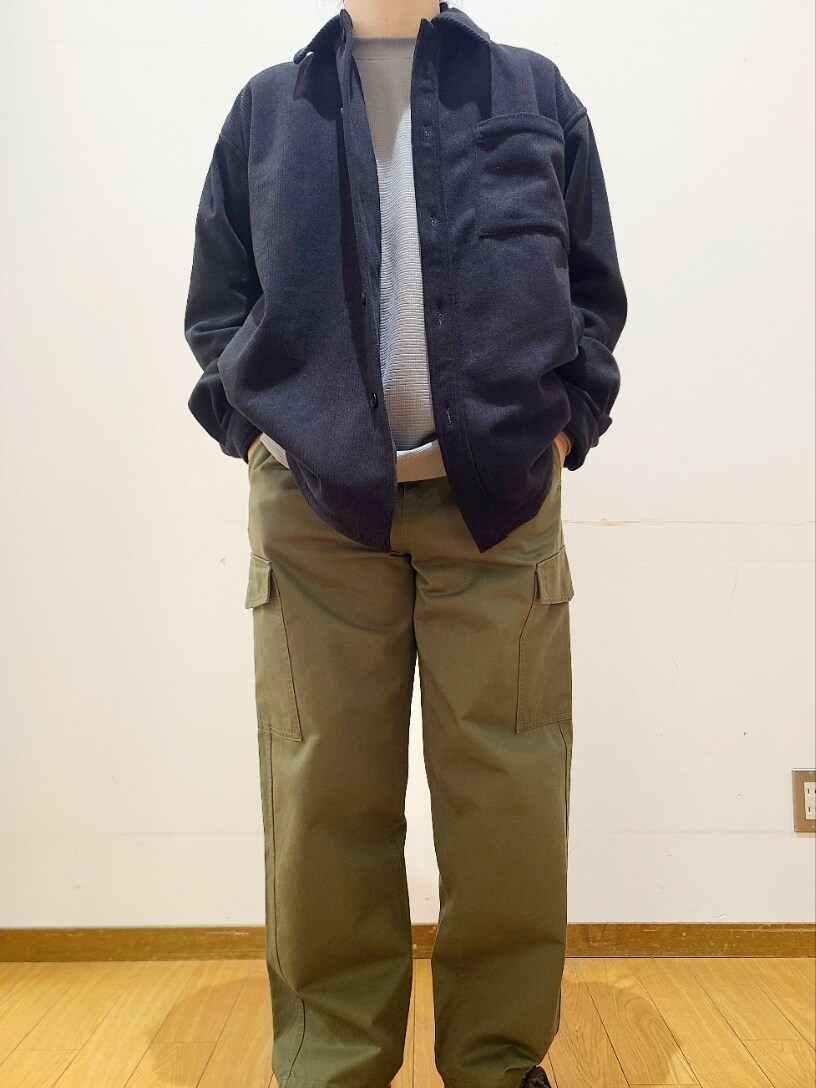 ブラウン系のその他アウター、ブラック系のその他アウター、グリーン系のその他パンツを着用したメンズの冬コーディネートの8枚目の写真