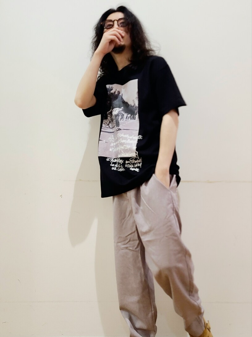ブラック系のTシャツ/カットソー、グレー系のその他パンツ、ブラウン系のメガネを着用したメンズの春コーディネートの6枚目の写真